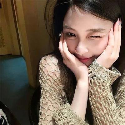 年轻女人海报