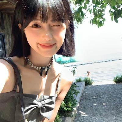 霓虹心海报